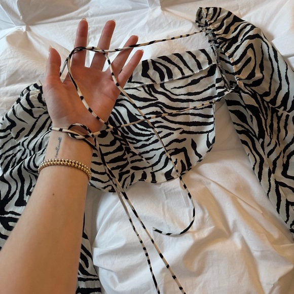 Flowy cowl neck zebra open back tie top - Picture 2 of 8